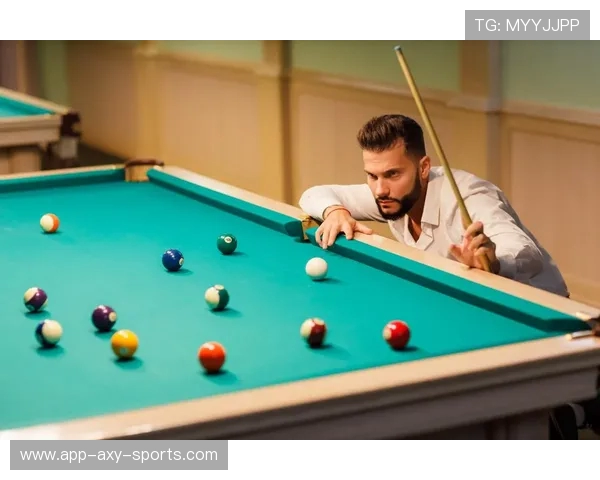 《斯诺克竞技魅力揭秘：从技巧到策略的全面解析与发展》