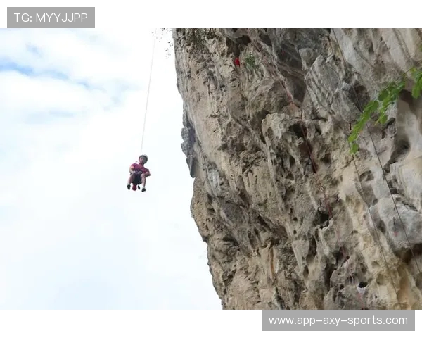 成都攀岩队的包夹战术解析与攀岩热点发展趋势探讨